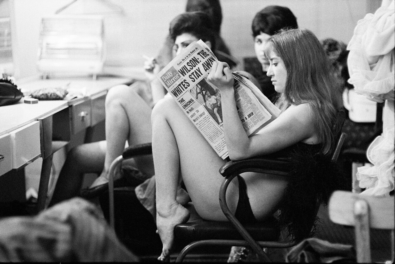 Из серии «Раздевалка». Сотрудницы стрип-клуба в ожидании выхода на сцену, Сохо, Лондон, 1968. Фотограф Джон Голдблатт