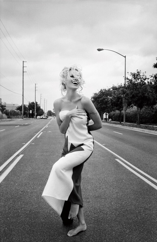 Памела Андерсон, Лос-Анджелес, 1998. Фотограф Брайан Адамс