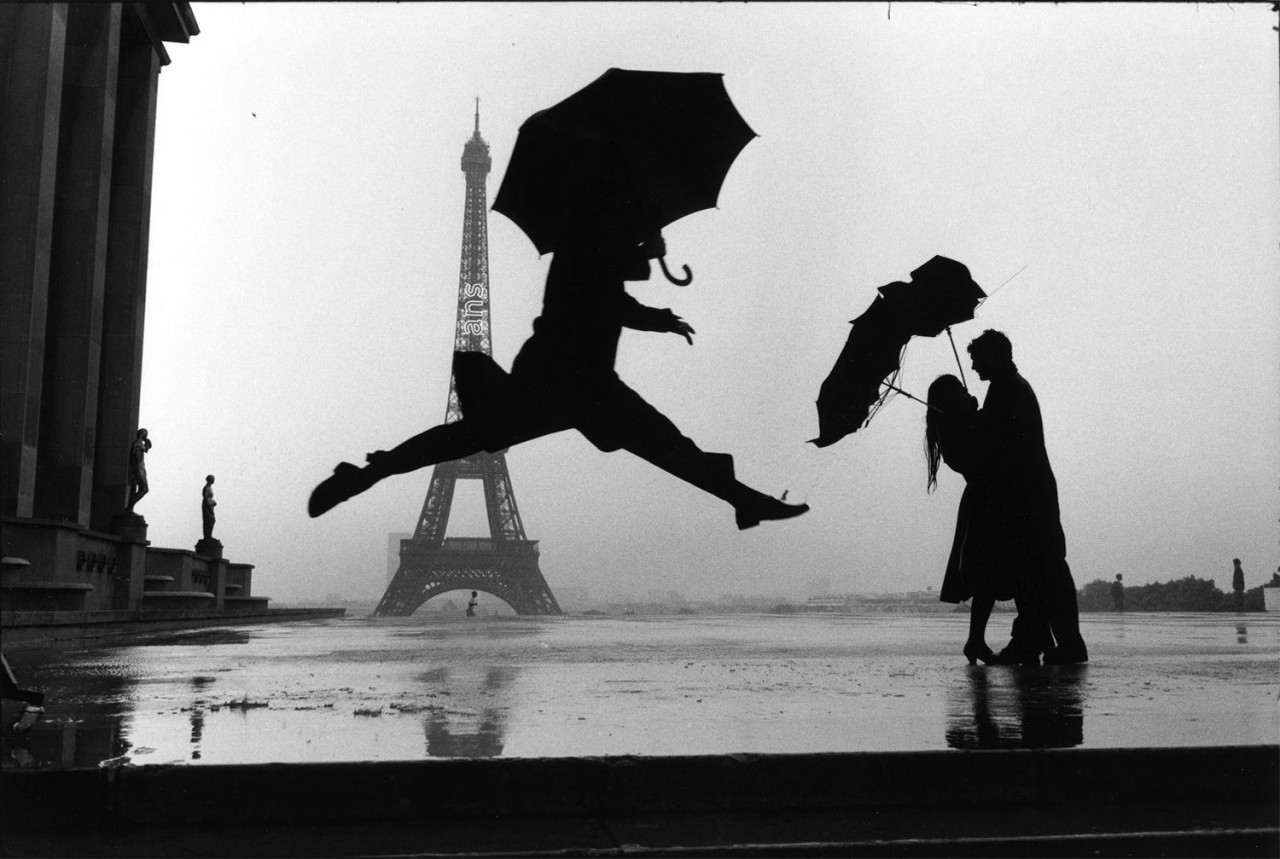 Три человека с зонтиками, Париж, Франция, 1989. Фотограф Эллиотт Эрвитт