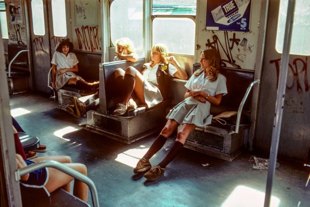 Школьницы в поезде нью-йоркского метро, 1980-е. Фотограф Уилли Спиллер