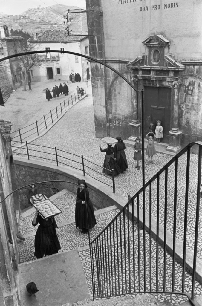 Деревня в Абруцци, Италия, 1951. Фотограф Анри Картье-Брессон