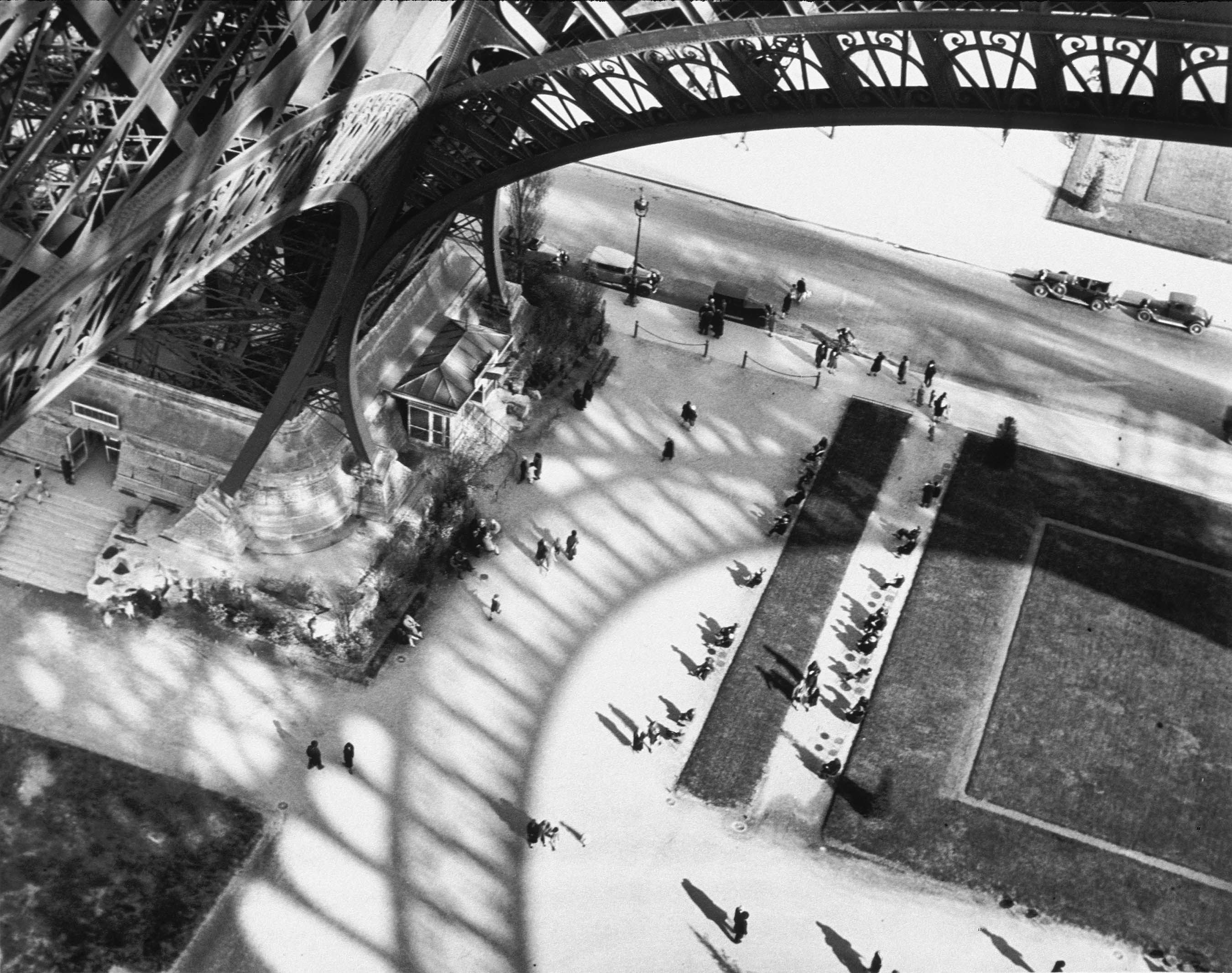 Эйфелева башня, 1929. Фотограф Андре Кертеc
