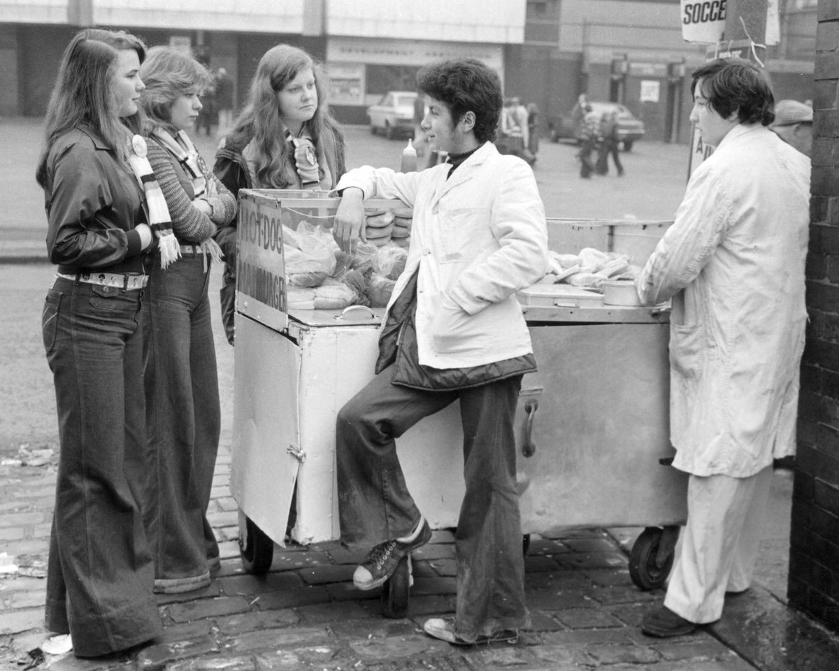«По хот-догу?» Манчестер, ок. 1977. Фотограф Иэн С. П. Рейд