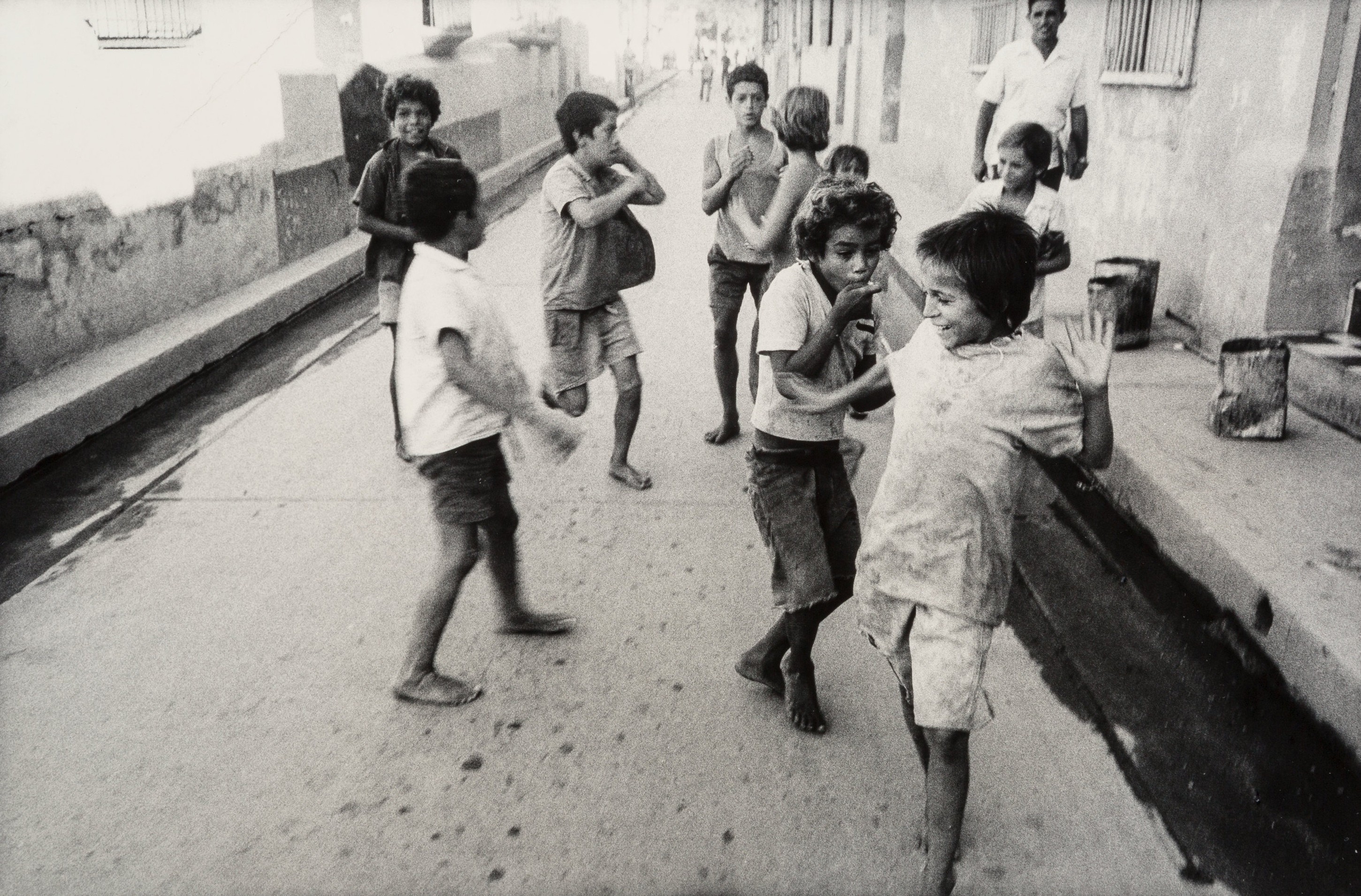 Дети на улицах Санта-Марты, Колумбия, 1972. Фотограф Дэнни Лайон