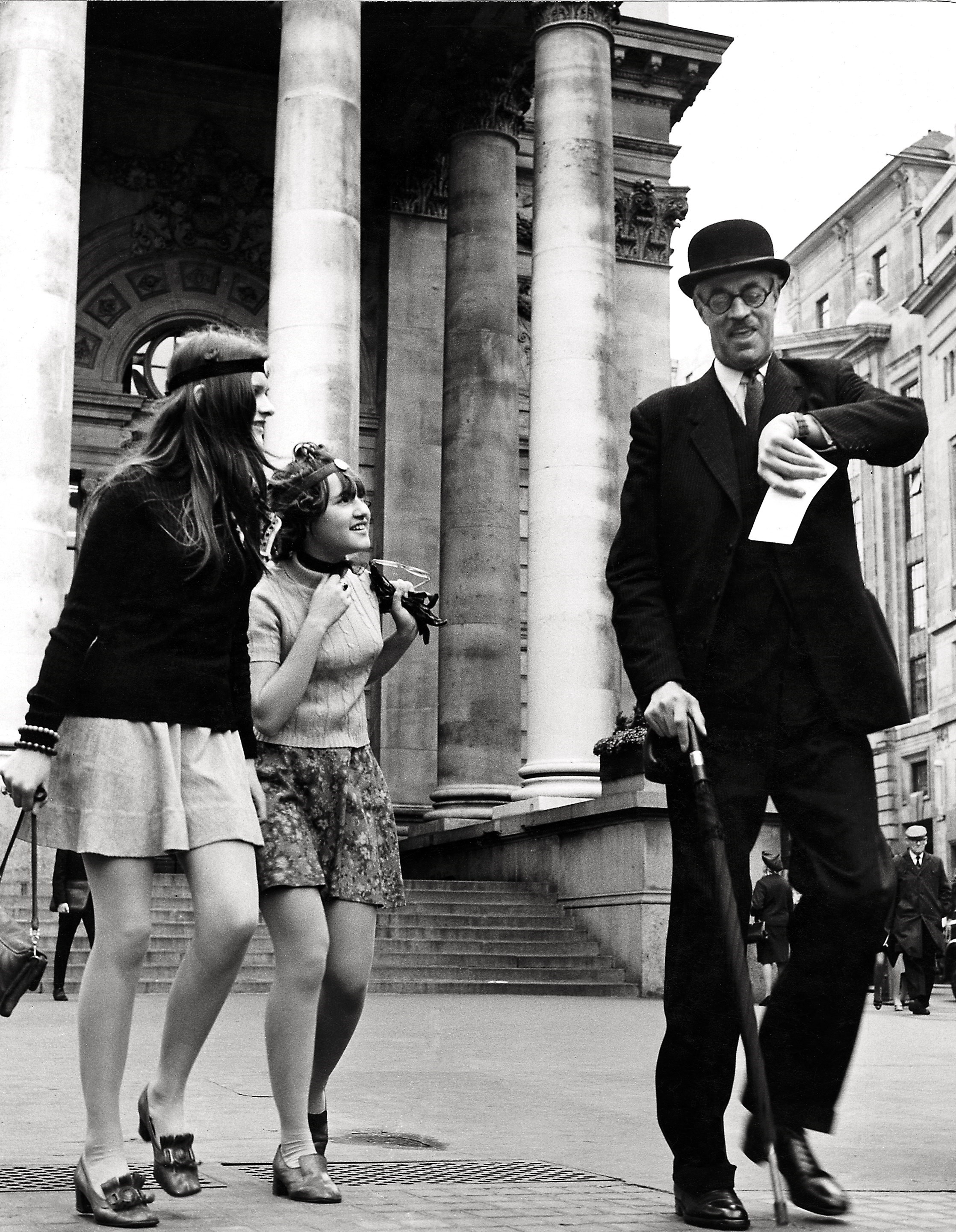 Время не подскажете. Лондонская фондовая биржа, 1960. Фотограф Франк Хабихт