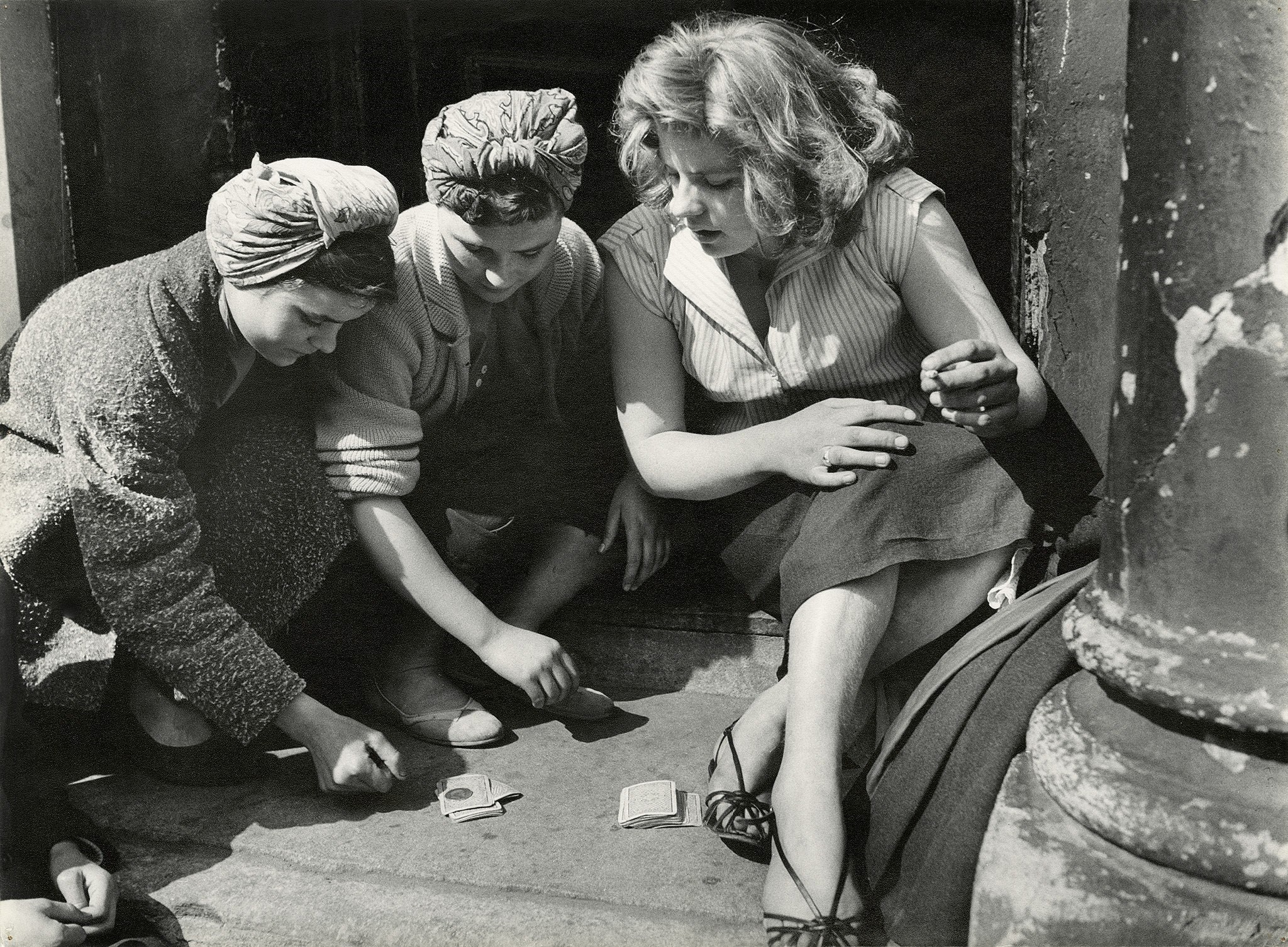 Азартные игры для девочек, Лондон, 1956. Фотограф Роджер Майн