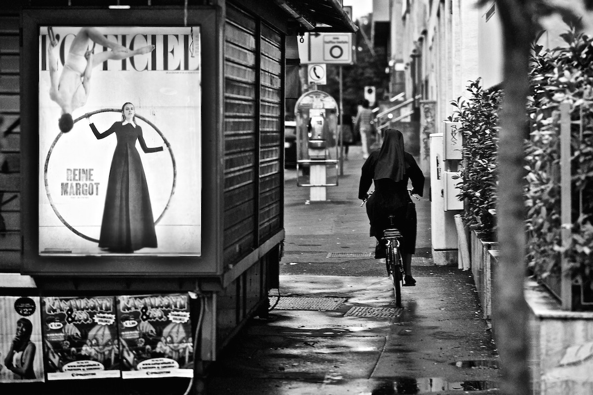 Монахиня на велосипеде, Милан, 2012. Фотограф Риккардо Вольфганг
