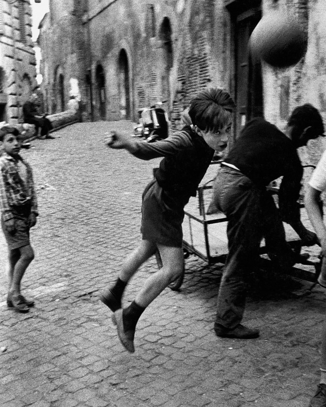 Уличный футбол, Рим, 1956. Фотограф Уильям Кляйн