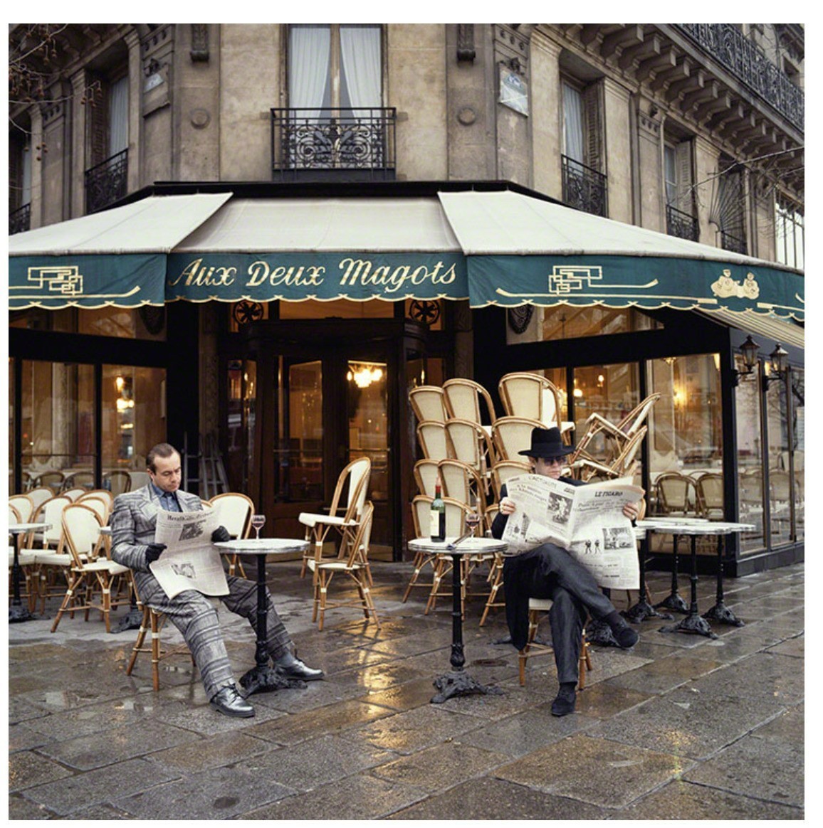 Элтон Джон и Берни Топин у знаменитого кафе Дё маго в Париже, 1980. Фотограф Терри ОНил