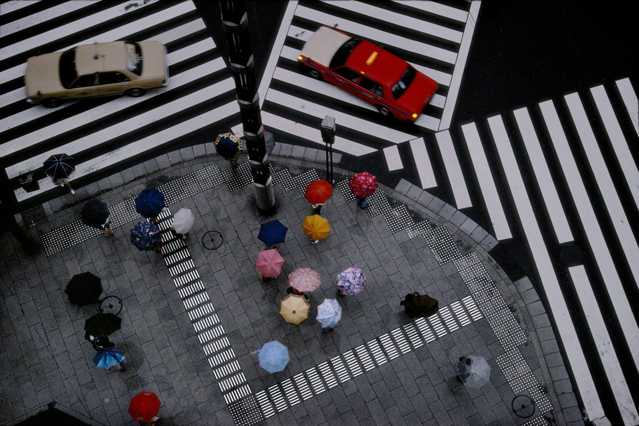 Перекрёсток в районе Гиндза, Токио, 1996. Фотограф Гарри Груйер