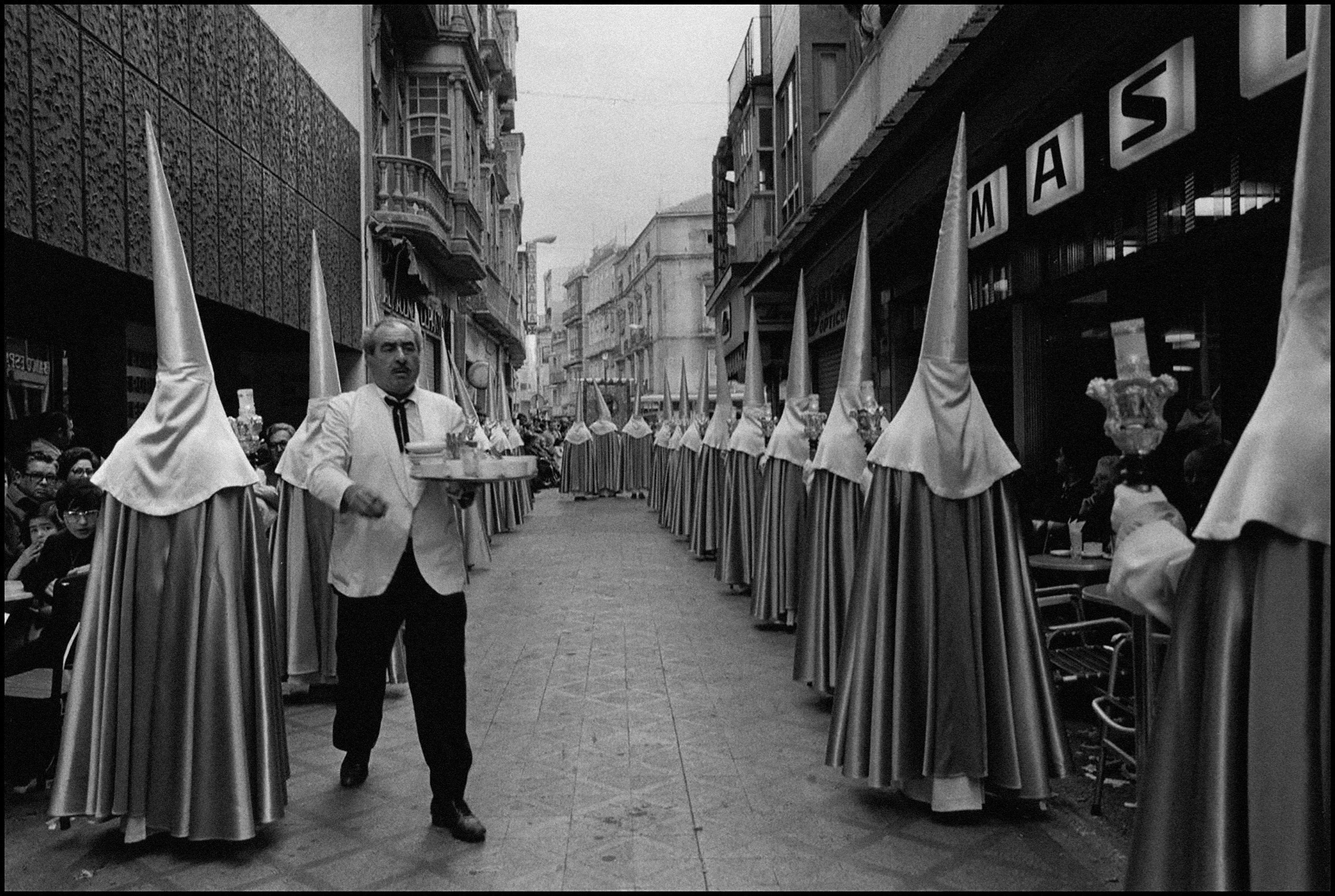 Официант с  шоколадом и чуррос. Картахена, Испания, 1981. Фотограф Кристина Гарсия Родеро