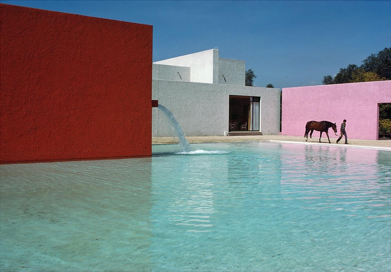 Конюшни Сан-Кристобаль архитектора Луиса Баррагана, Мексика, 1976. Фотограф Рене Бурри