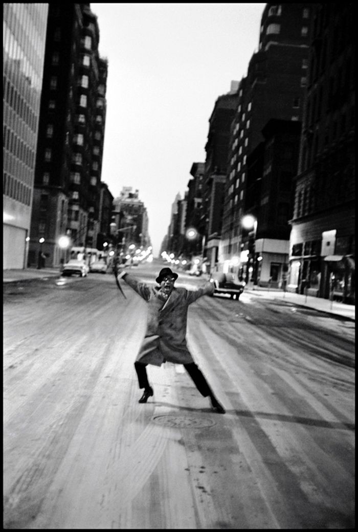 Сэмми Дэвис-младший танцует на Мэдисон-авеню, Нью-Йорк, 1959. Фотограф Берт Глинн