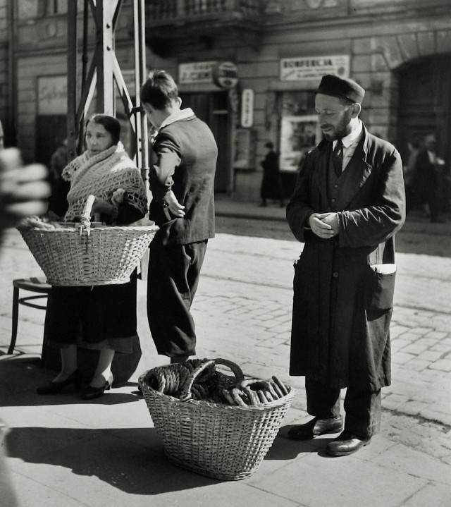 Семья торговцев бубликами, Варшава, 1938. Фотограф Роман Вишняк