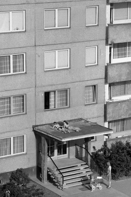 Солнечные ванны. ГДР, 1982. Фотограф Манфред Грибш