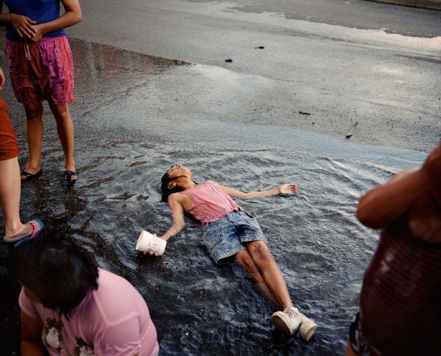 Девушка под дождём, Чикаго, 1991. Фотограф Пол Д’Амато