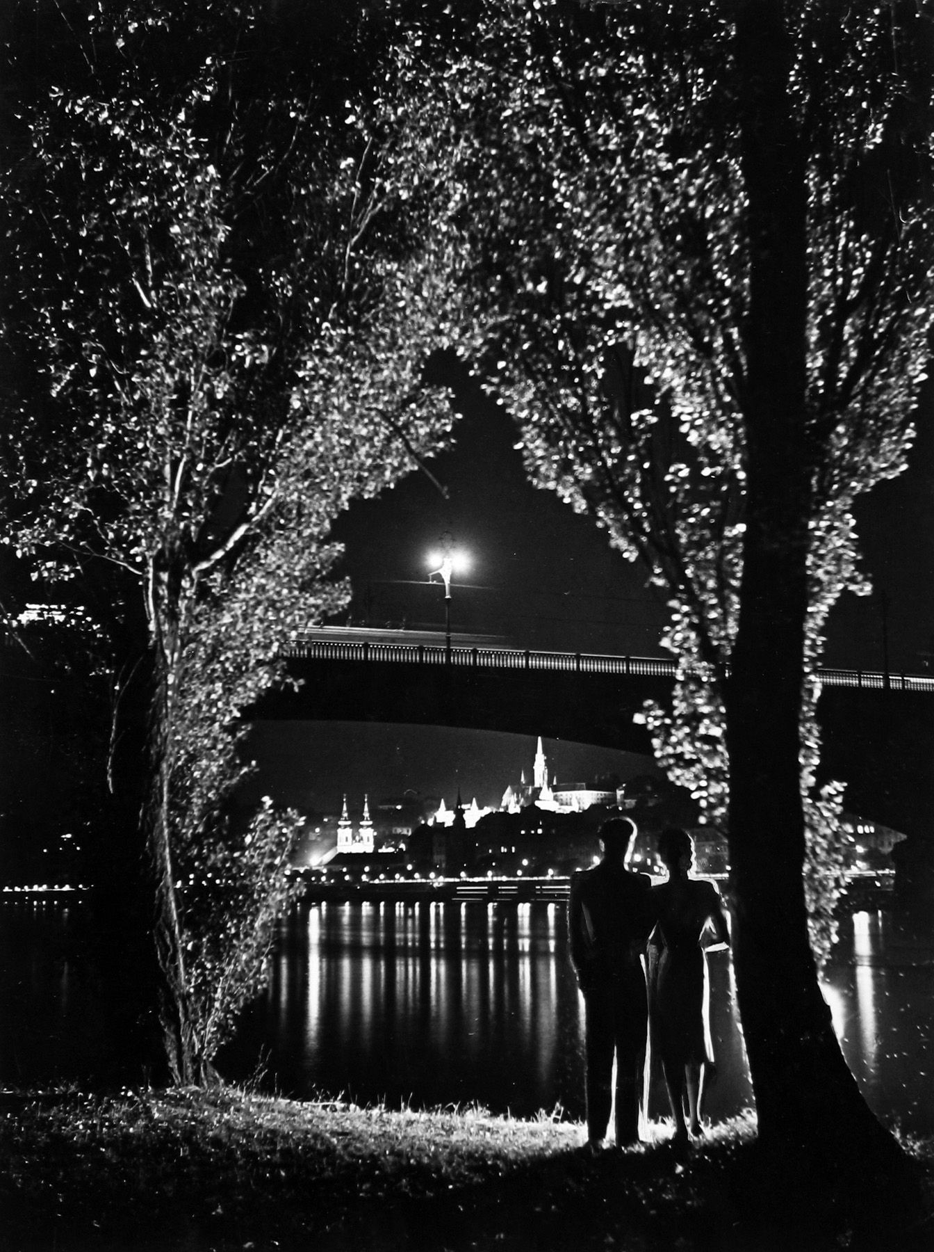 Летняя ночь, конец 1930-х. Фотограф Йено Дуловиц (Jenö Dulovits)