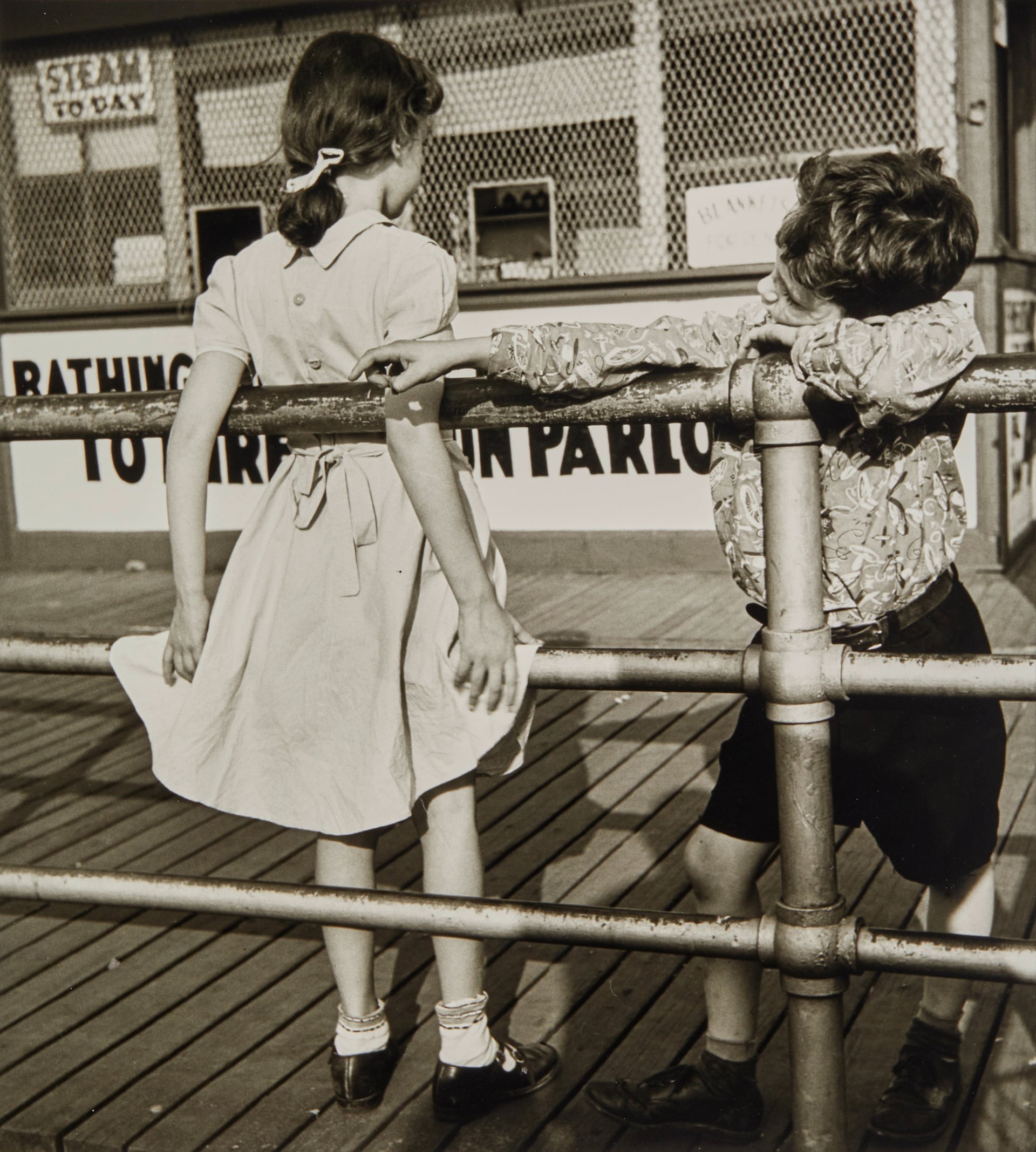 Первая любовь. Кони-Айленд, Нью-Йорк, 1951. Фотограф Мартин Элкорт