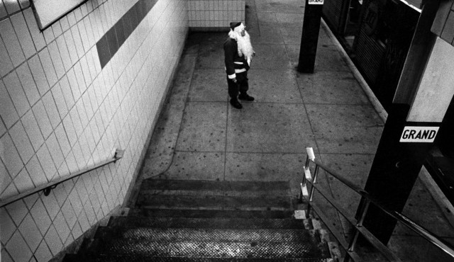 Подземный Санта. Метро, Нью-Йорк, 1968. Фотограф Брюс Гилден