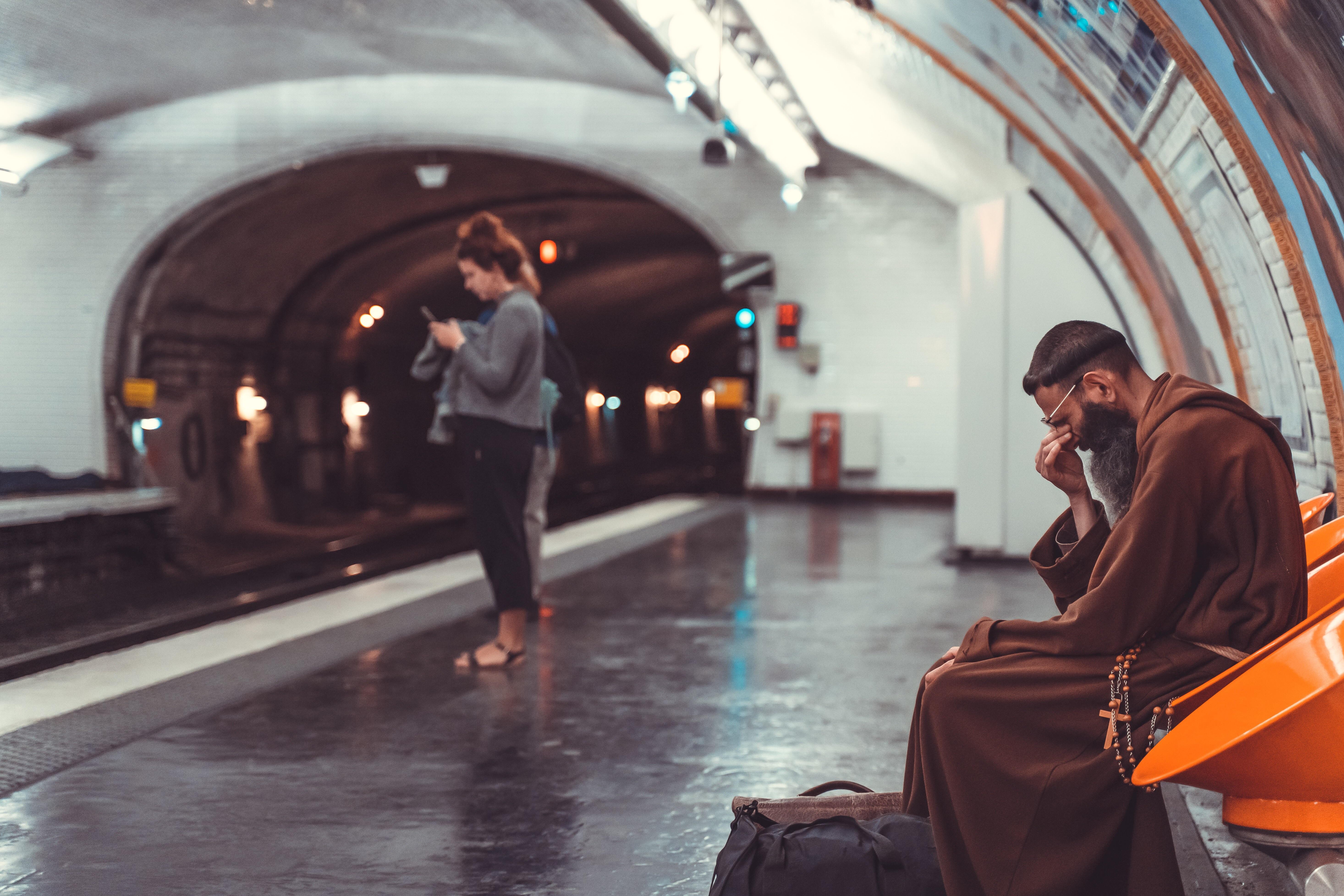 Францисканский монах в метро, Париж. Фотограф VampireCampfire1