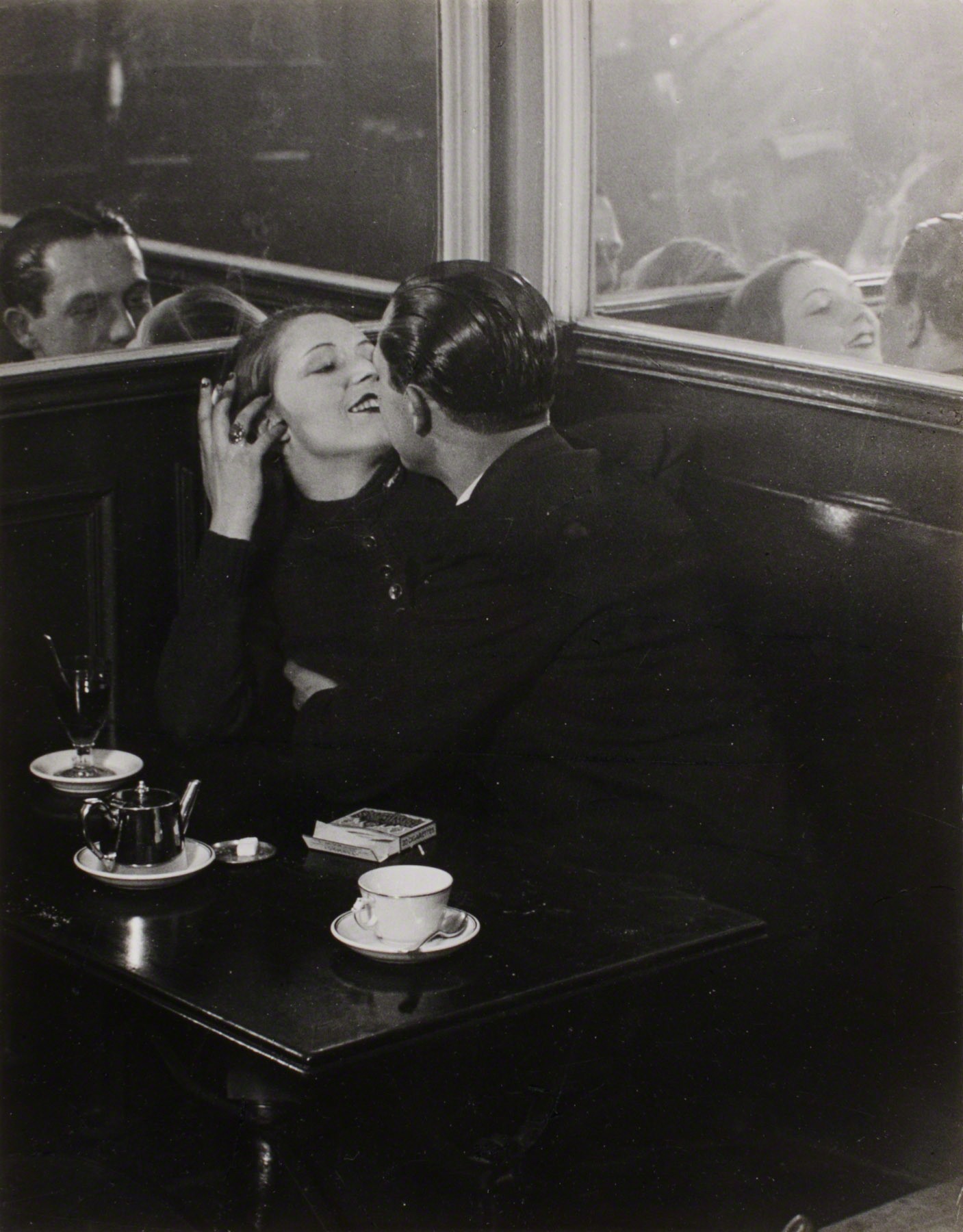 Пара влюблённых в маленьком кафе. Итальянский квартал, 1932. Фотограф Брассаи