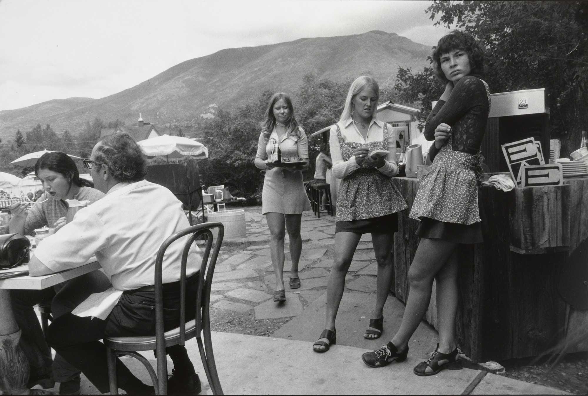 Официантки на террасе ресторана, Аспен, Колорадо, 1970-е. Фотограф Гарри Виногранд