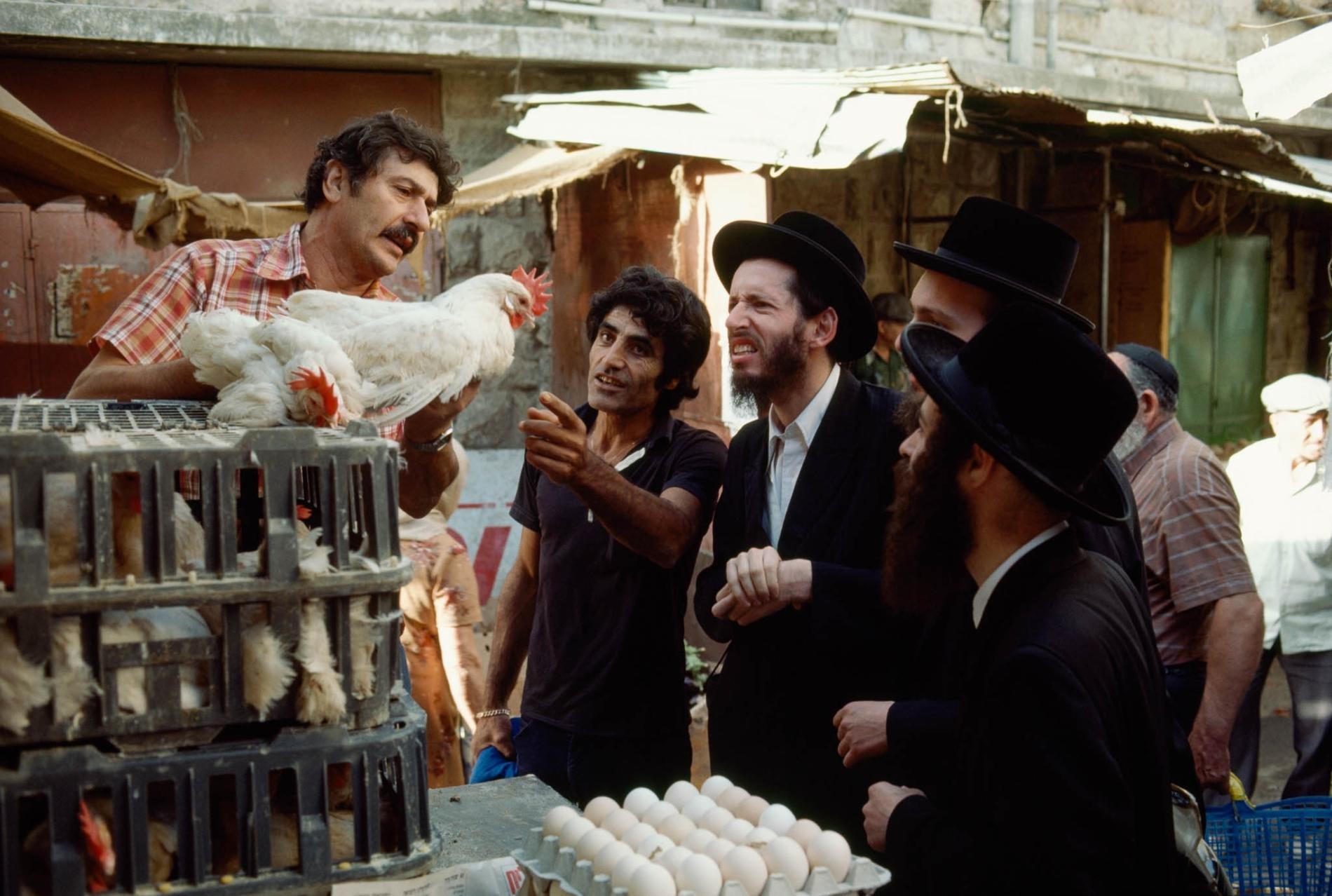 Хасиды выбирают курицу для обряда капарот накануне Йом-Киппура. Рынок в Иерусалиме. Фотограф Джеймс Л. Стенфилд