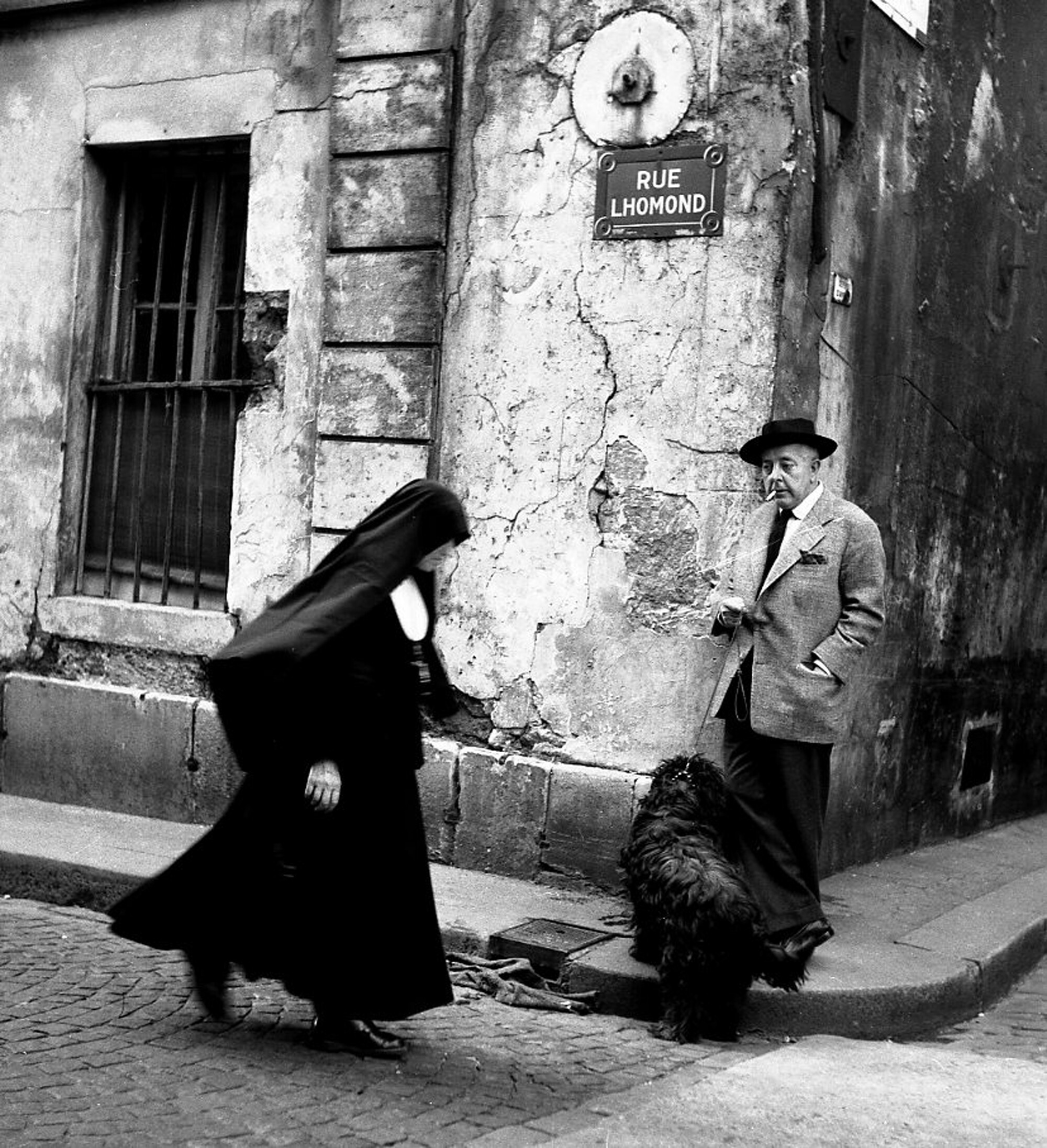 Жак Превер на улице Парижа, 1955. Фотограф Робер Дуано