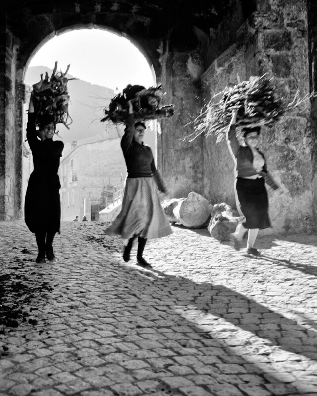 Три женщины, Сканно, Италия, 1950-е. Фотограф Ренцо Тортелли