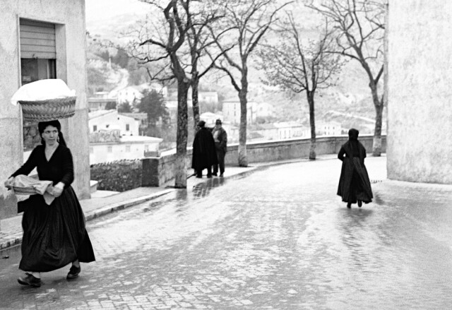 Пешеходы. Сканно, Италия, 1950-е. Фотограф Ренцо Тортелли