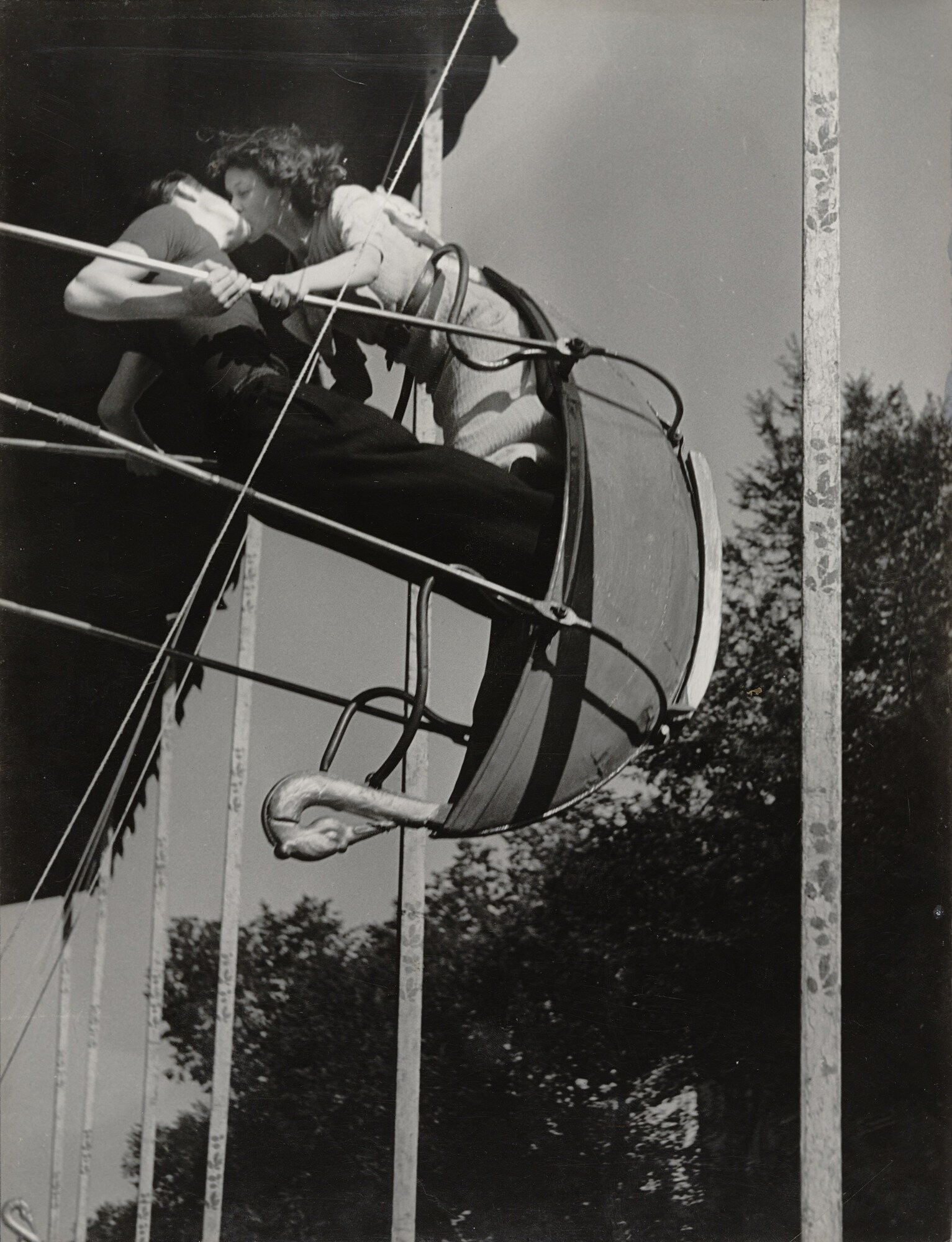 На качелях, ок. 1937. Фотограф Брассаи