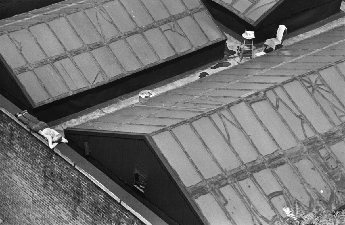 Нью-йоркская художница на крыше, 1977. Фотограф Андре Кертес