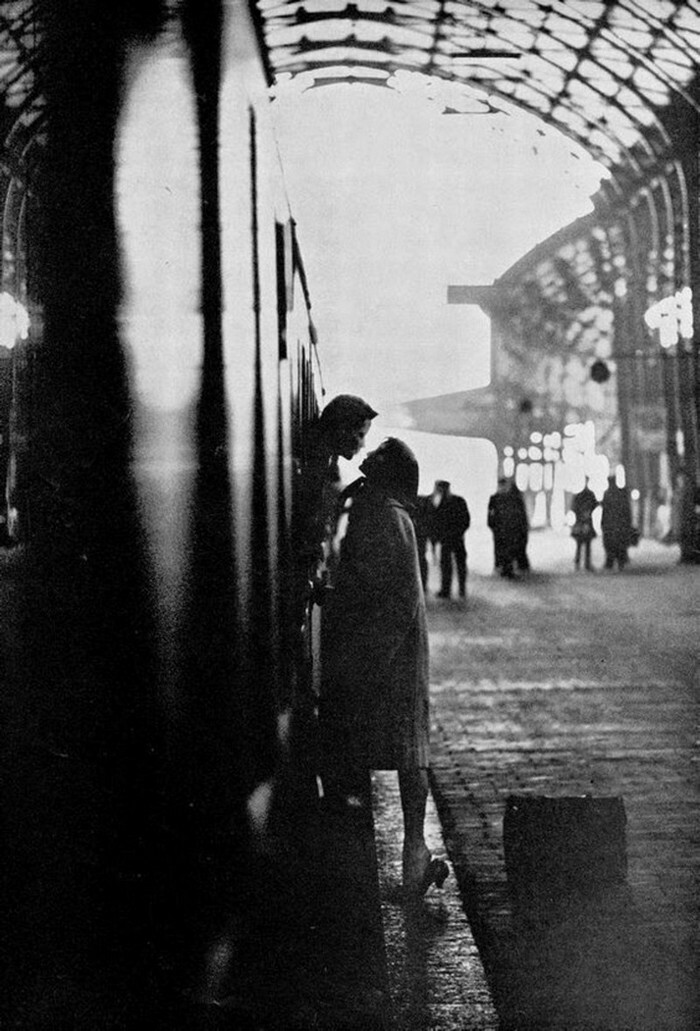 Поцелуй на прощание, 1967. Фотограф Фред ден Ауден