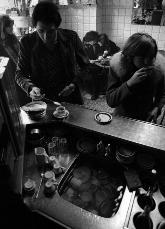 Из фотосерии «Город и любовь». Кафе-молочная, Милан, 1973. Фотограф Чезаре Коломбо