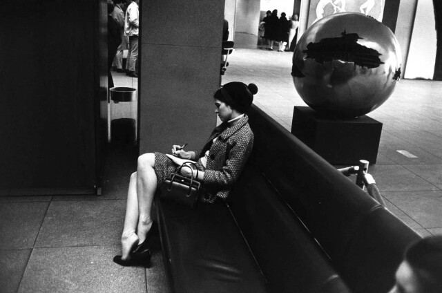 Посетительница Музея современного искусства в Нью-Йорке, 1981. Фотограф Гарри Виногранд