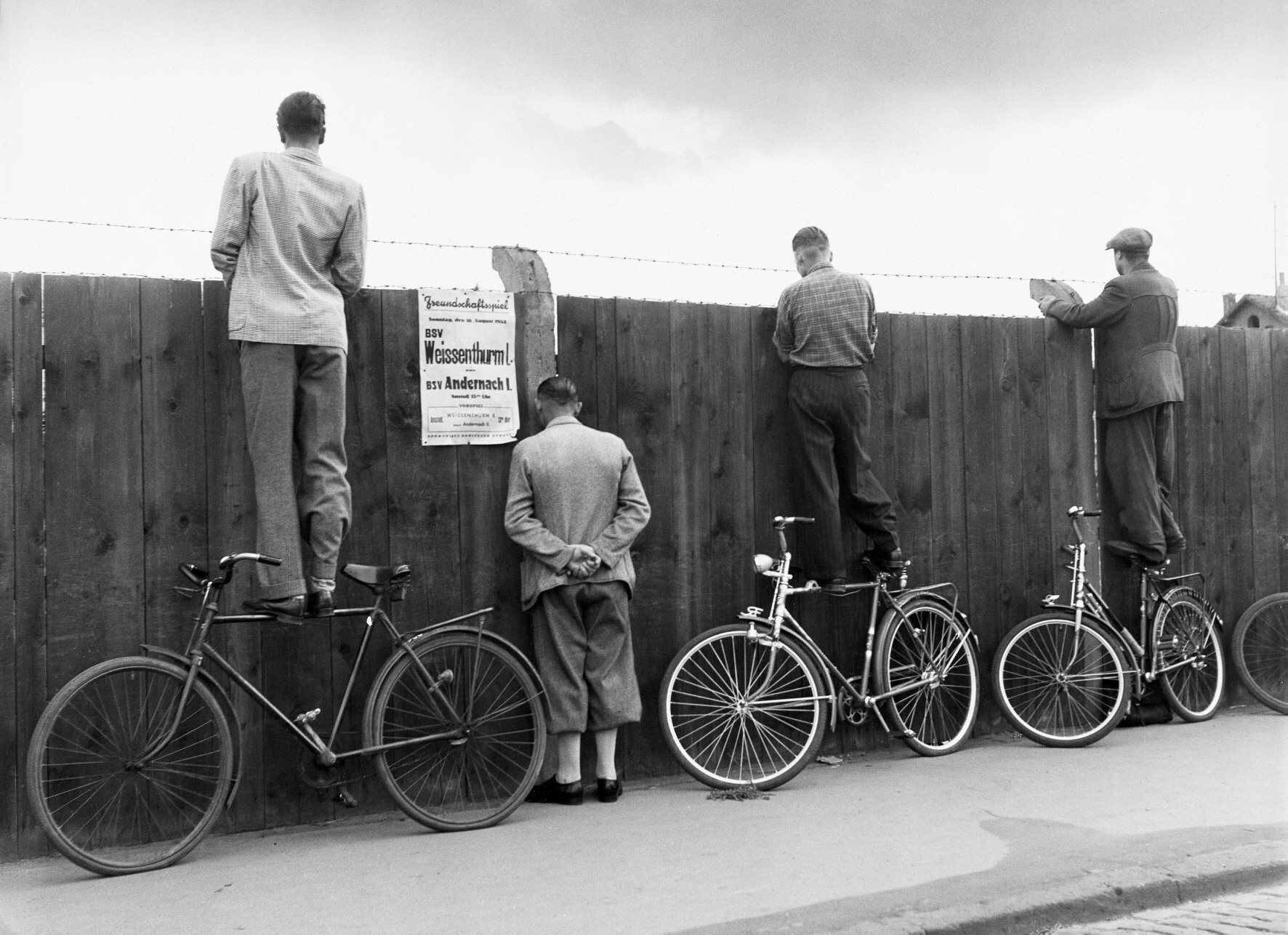 Зеваки. Вайсентурм, 1952. Фотограф Тони Шнайдерс — Уличная фотография: красота обыденного от мастеров  / Камералабс