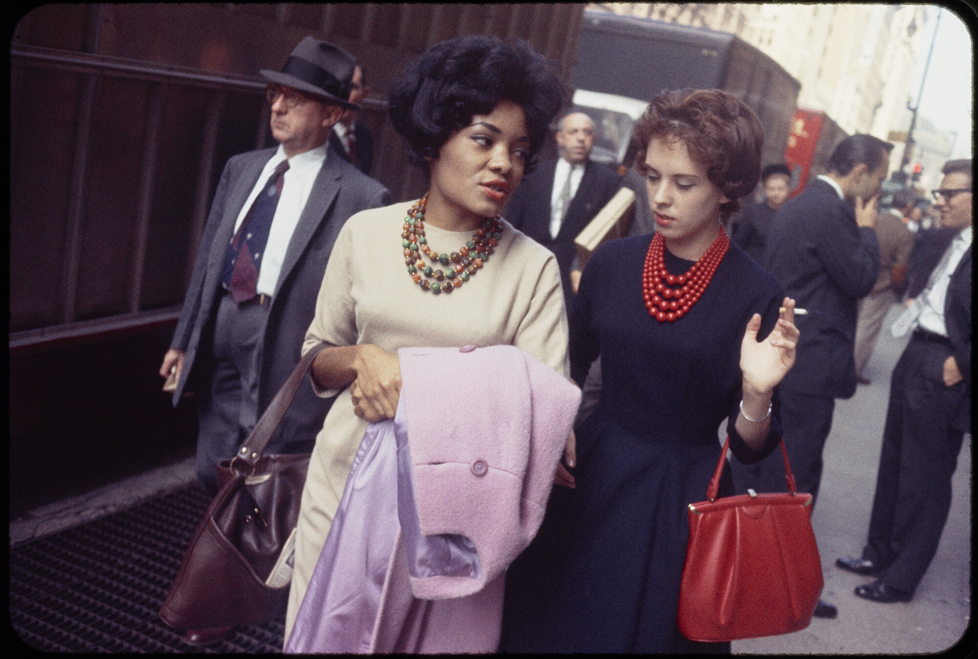 Девушки в бусах. Нью-Йорк, ок. 1965. Фотограф Гарри Виногранд