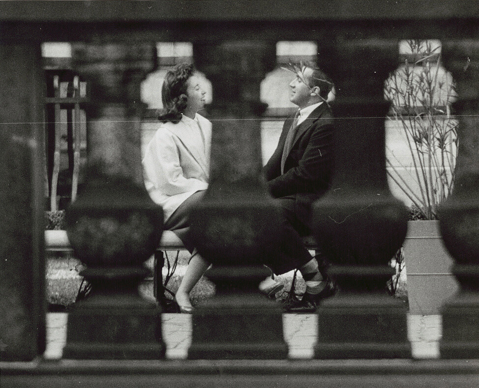 Пара на скамейке в Нью-Йорке, 1956. Фотограф Анджело Риццуто