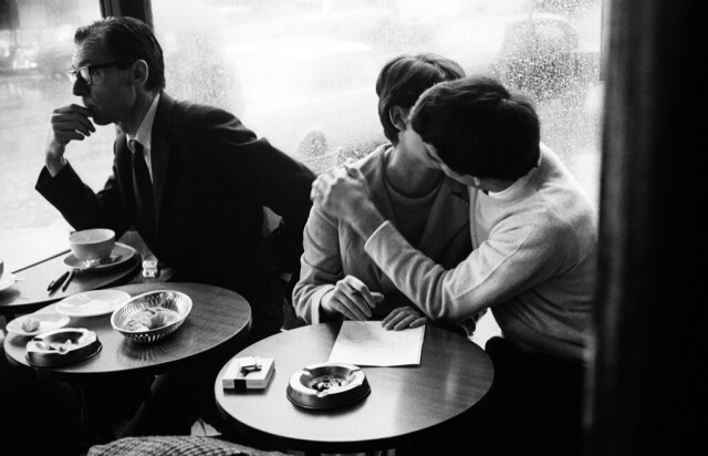 Влюблённые в кафе, Париж, 1960. Фотограф Леон Херштритт