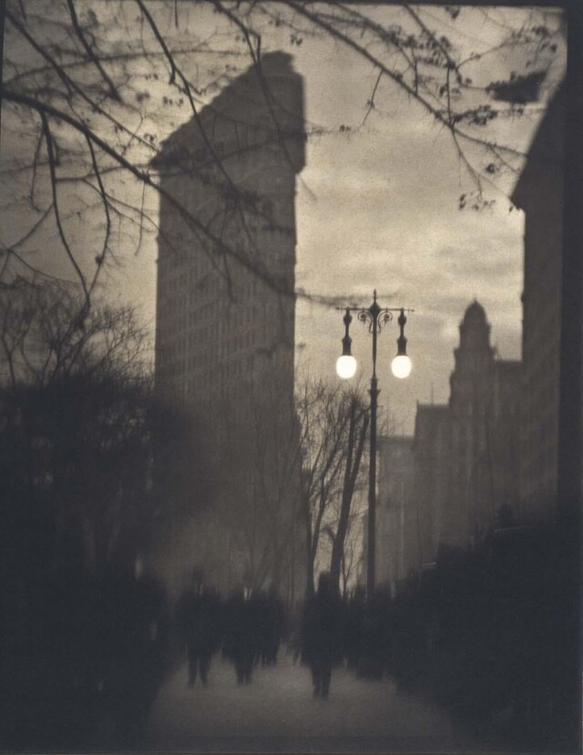 Небоскрёб Флэтайрон-билдинг, вечер, ок. 1912. Фотограф Элвин Лэнгдон Коберн