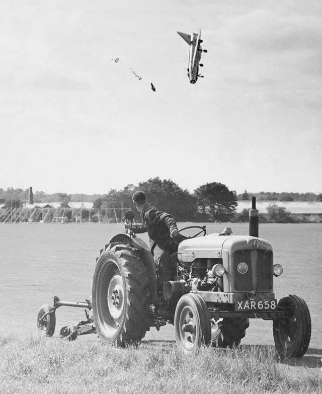 Хьюстон, у нас проблема. Лётчик-испытатель Джордж Эйрд катапультировался из самолёта English Electric Lightning F1 на низкой высоте в Хатфилде, Хартфордшир, 13 сентября 1962 года.