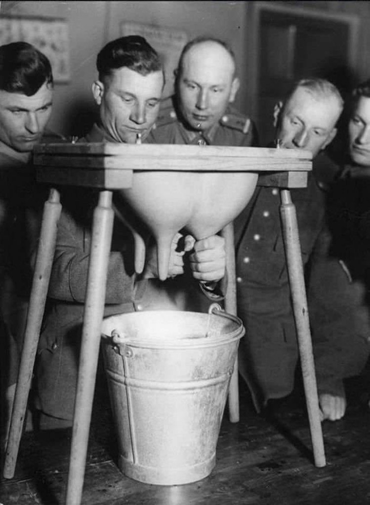 Будь готов. В армии тренируются добывать молоко, ок. 1935 г