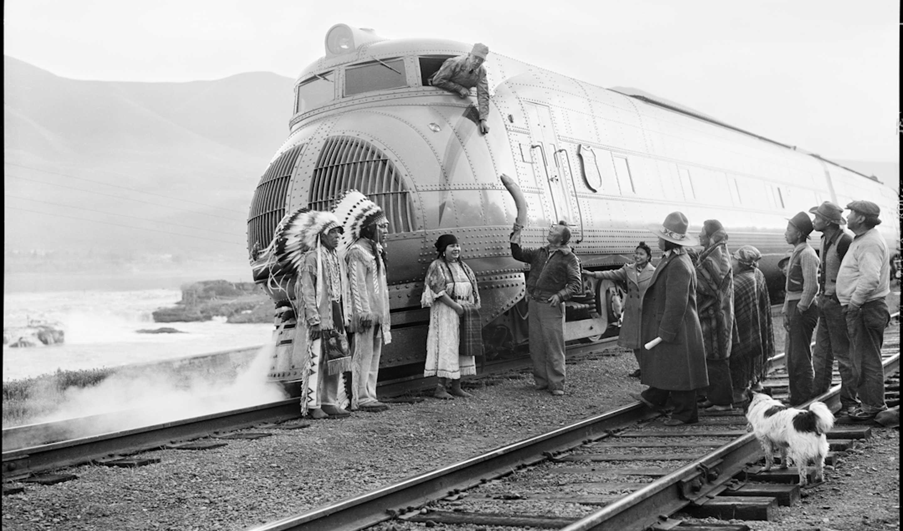 Индейцы дарят церемониальный лосось инженеру поезда, Орегон, 1940