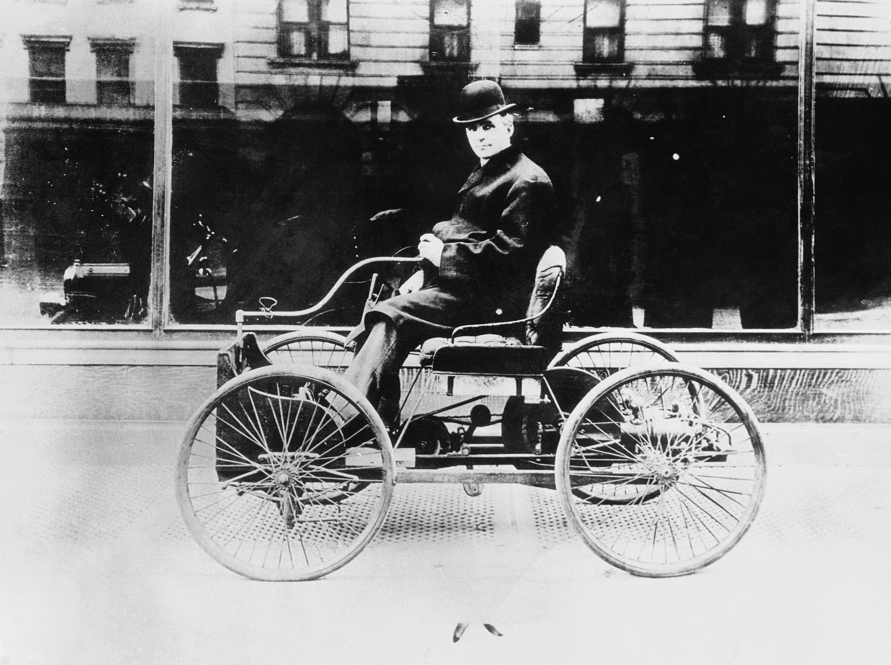 Генри Форд на первом автомобиле, который он создал, Мичиган, 1896
