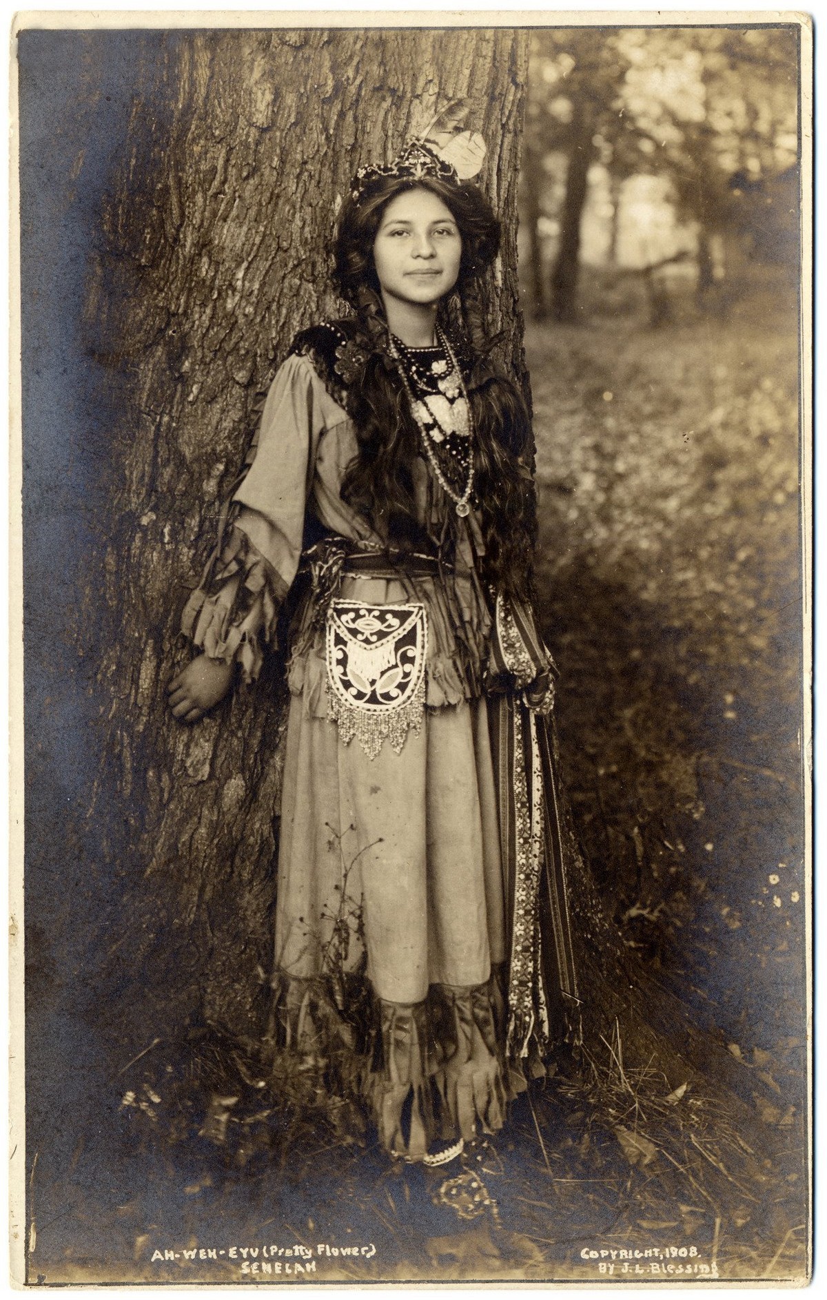 Фотомодель из племени сенека по имени Ах-Вех-Ию, что означает Красивый цветок, 1908