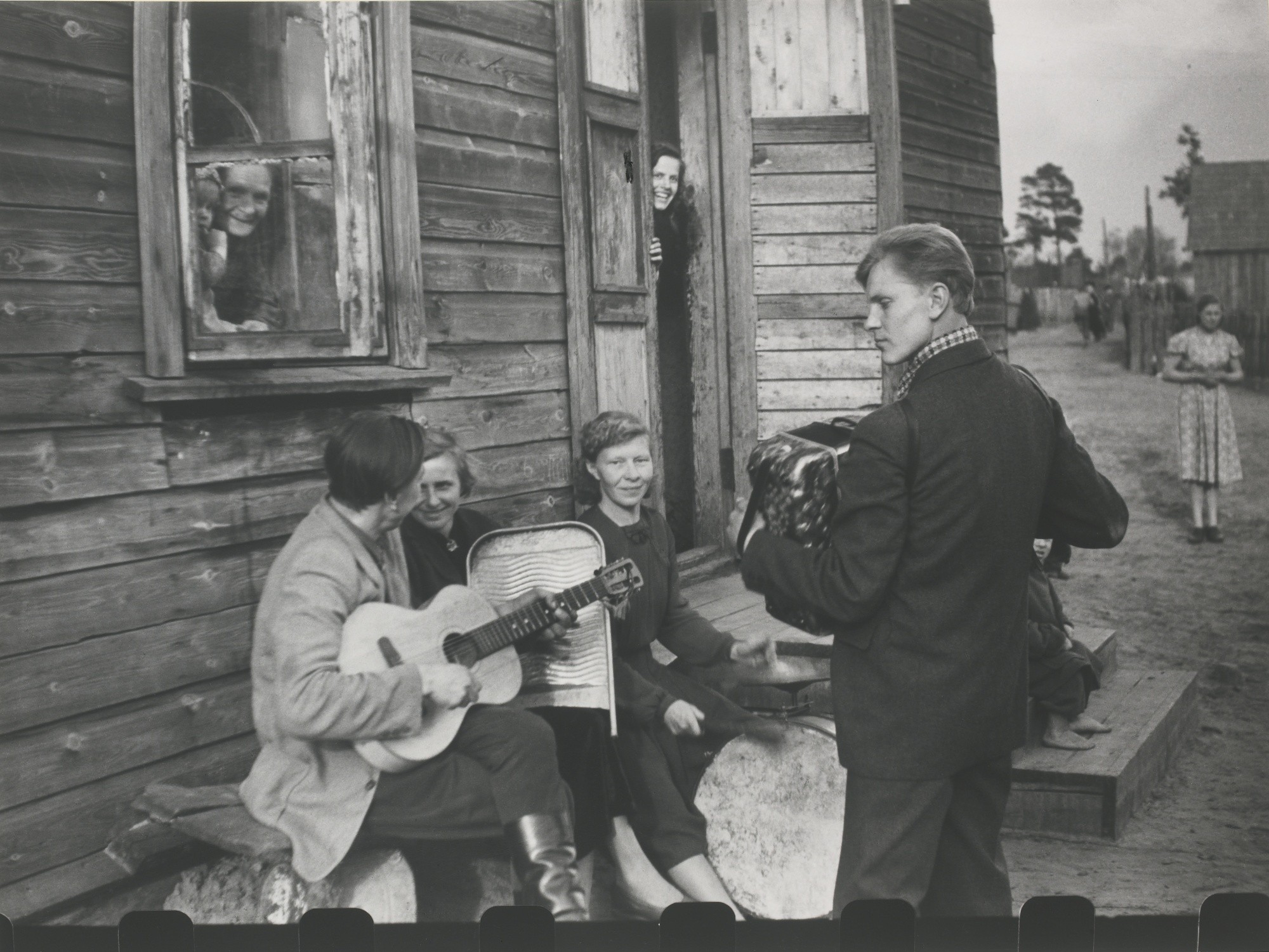 Воскресенье в рабочем поселке Литовская ССР, 1959. Фотограф Антанас Суткус