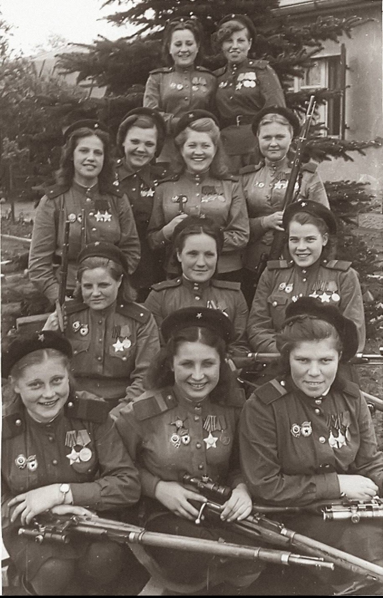 12 советских снайперов, подстреливших 775 немецких солдат во время Второй мировой войны, 1945