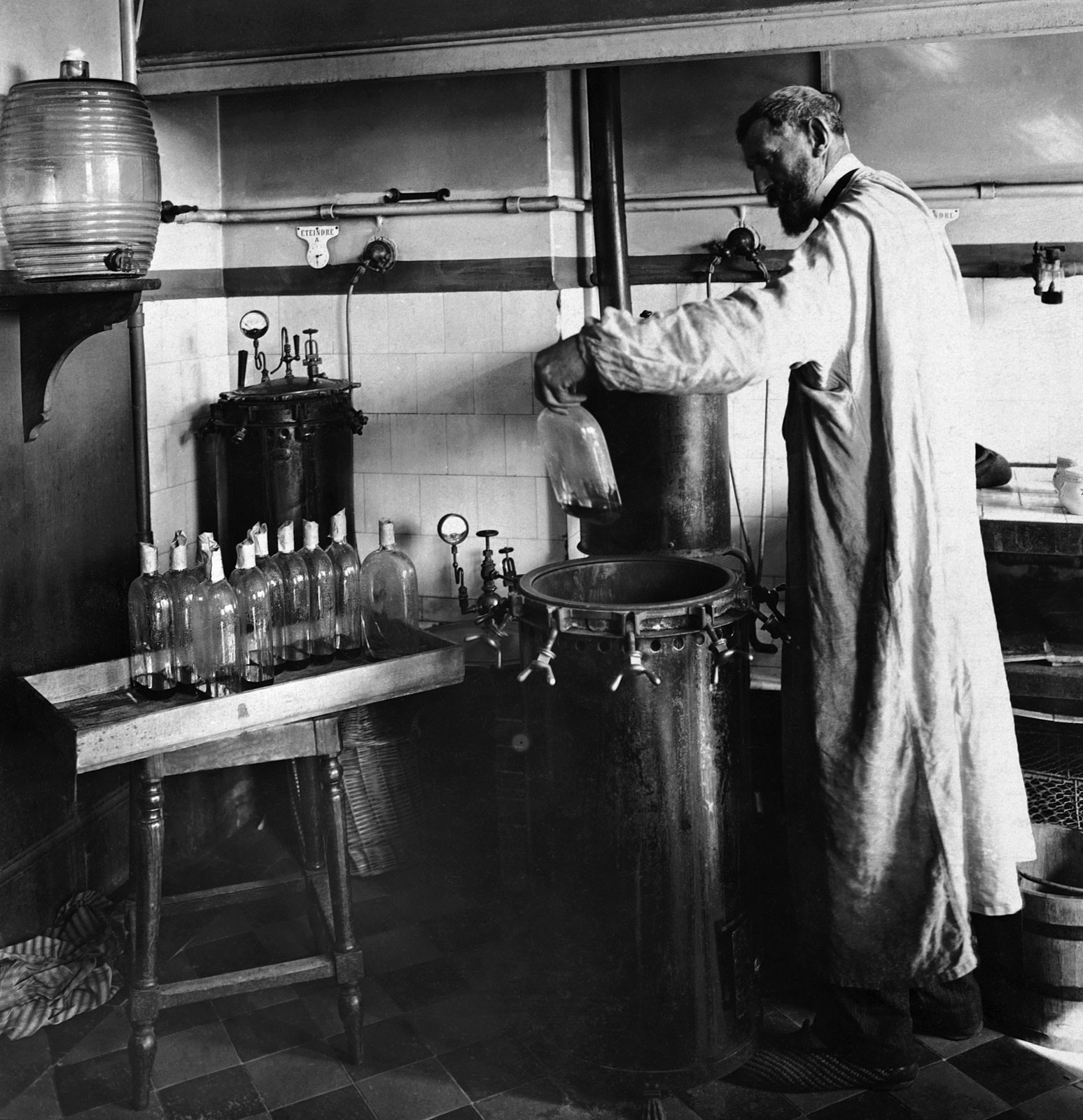 Луи Пастер в своей лаборатории, 1880