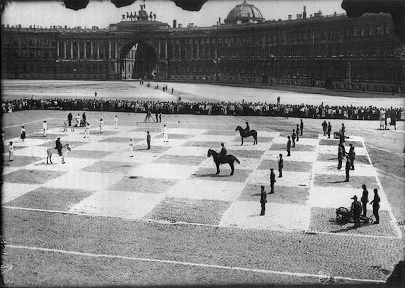 Пётр Романовский и Илья Рабинович играют в живые шахматы на Дворцовой площади, Ленинград, 1924