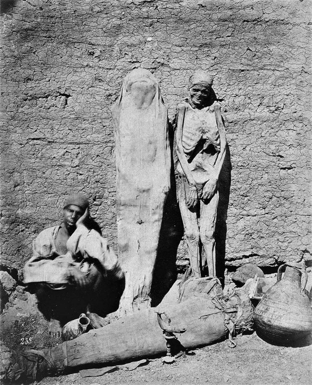 Продавец мумий в Каире, Египет, 1880-е